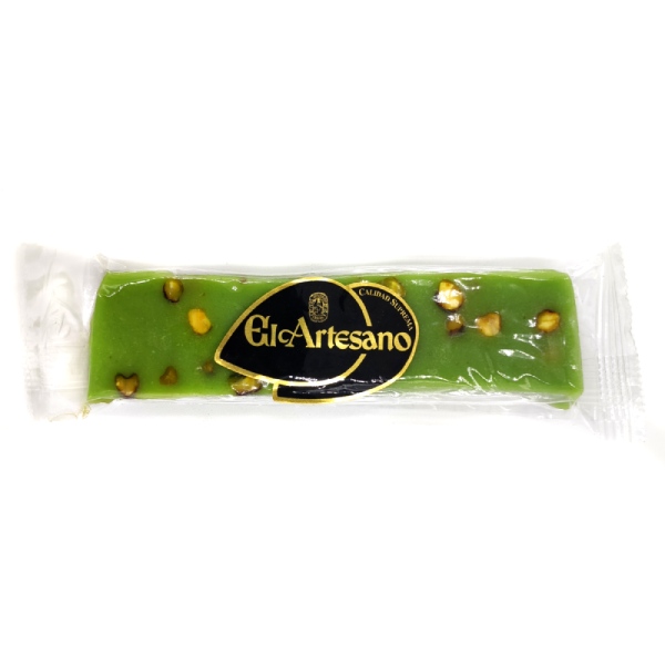Turrón blando de mazapán con pistachos.